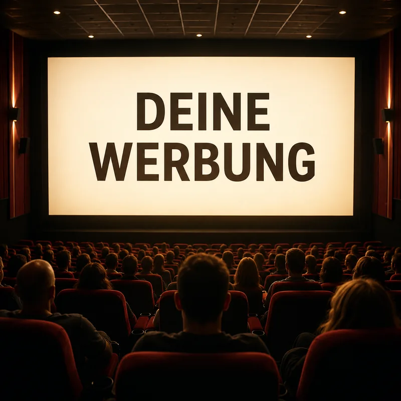 Publikum im Kinosaal vor einer großen Leinwand mit der Aufschrift Deine Werbung