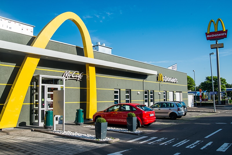 Außenansicht des McDonald’s Getrey Restaurants in Neunkirchen mit McCafé