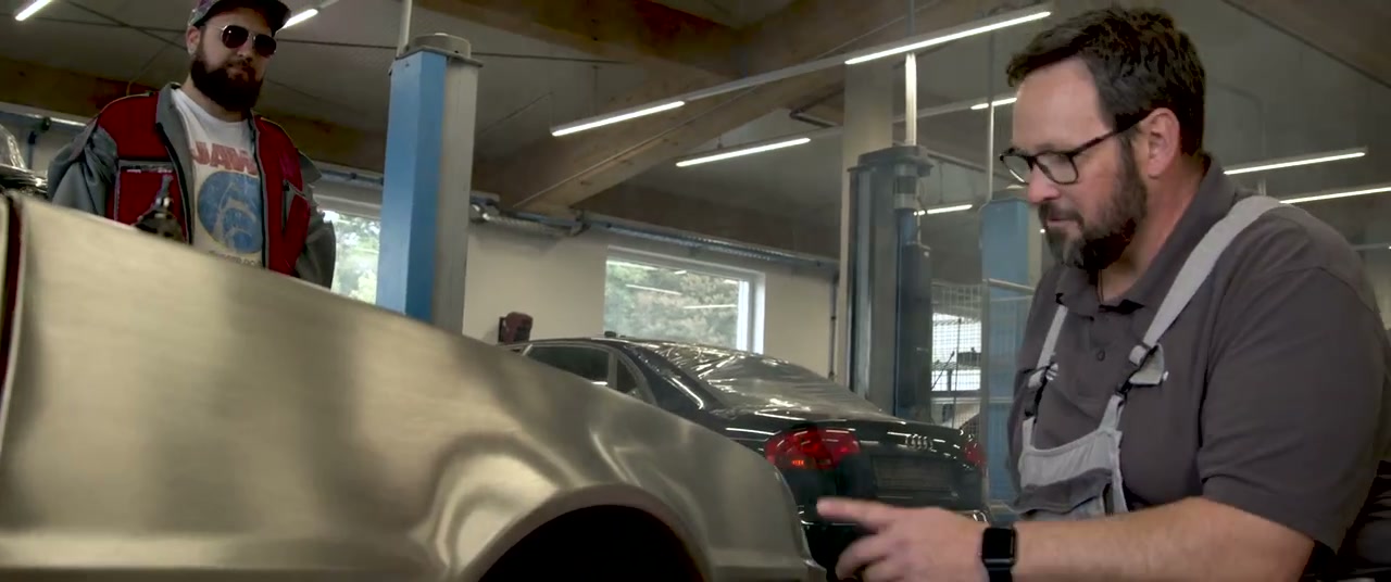 Sascha Philippi am DeLorean in seiner Werkstatt – Standbild aus dem Kinospot